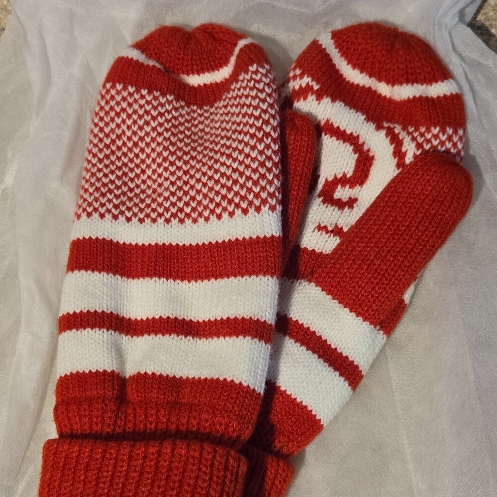Lululemon red and white mittens